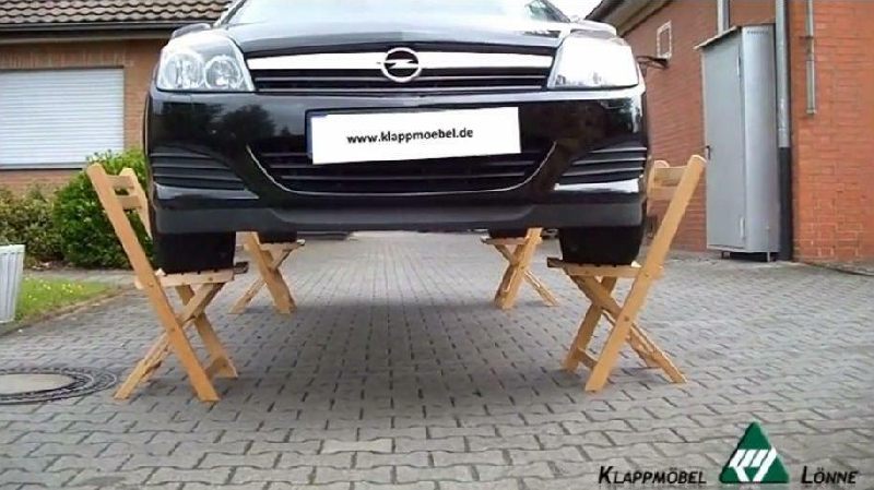 Holzklappstuhl Nr.2 in Natur - Auto auf 4 Stühlen