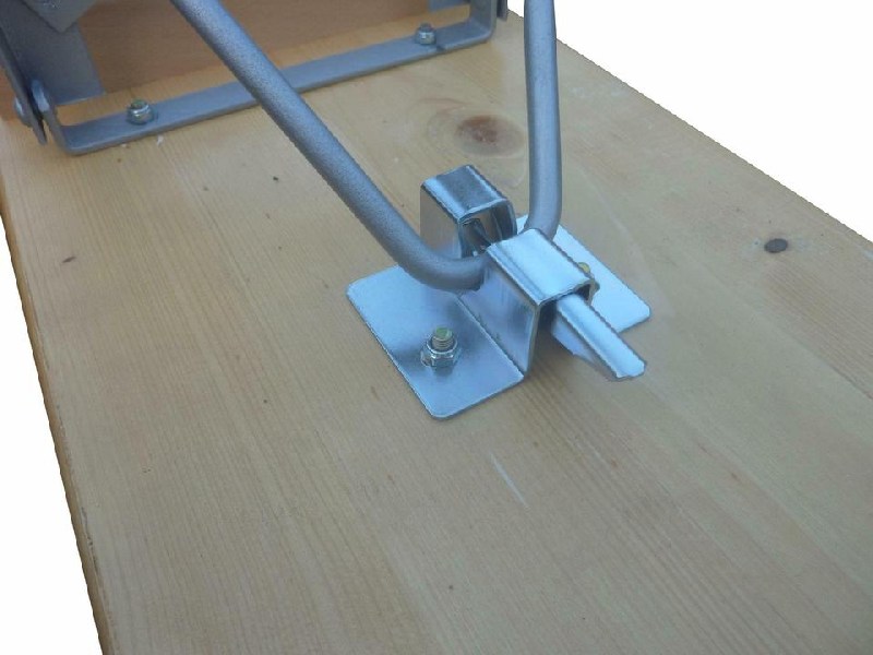 Garnitur Standard Nussfa. lasiert Tisch 50cm, Gestell silber
