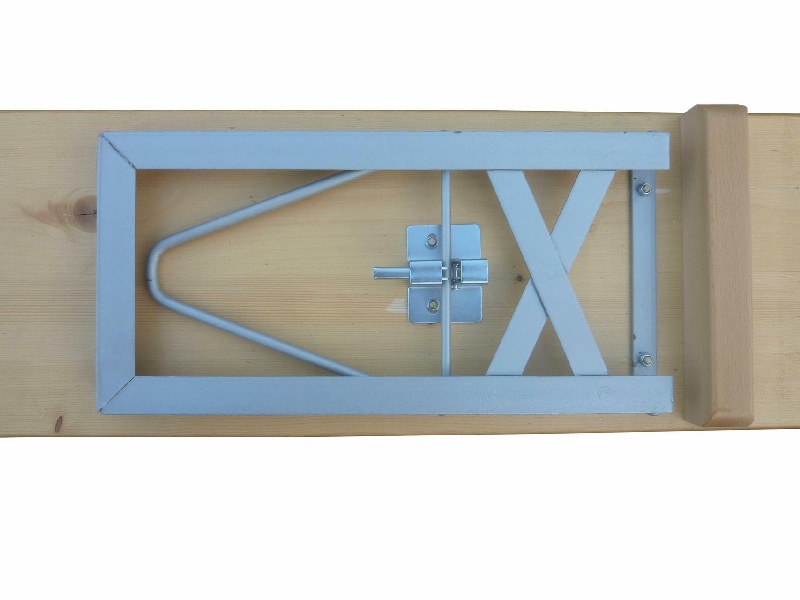 Garnitur Standard Nussfa. lasiert Tisch 50cm, Gestell silber