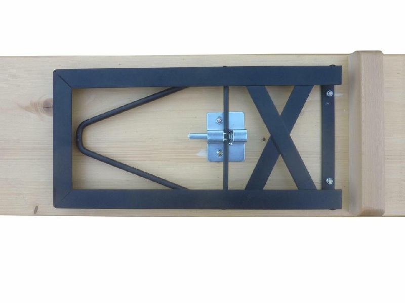 Garnitur Standard Nussfa. lasiert Tisch 50 cm, Gestell schw.